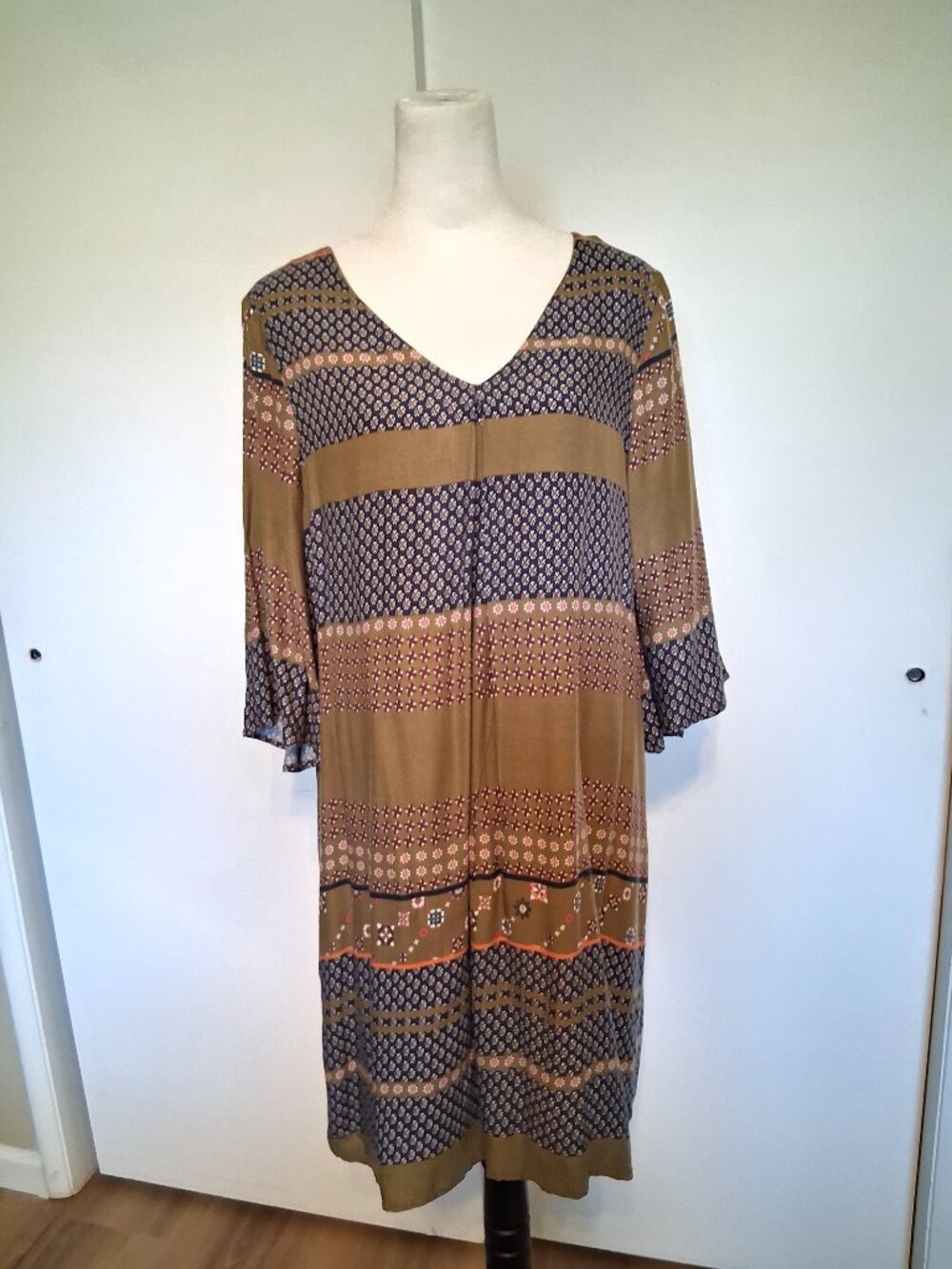 Bobeau Dress Bohemian silhouette. V neckline. Elbow Length Size L Olive green bl
